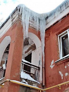 Сосульки на доме угрожают детям